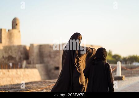 Manama / Bahrain - 10. Januar 2020: Touristen besuchen Qal'at al-Bahrain Schloss in Manama Hauptstadt von Bahrain Stockfoto