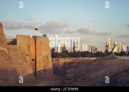 Manama / Bahrain - 10. Januar 2020: Touristen besuchen Qal'at al-Bahrain Schloss in Manama Hauptstadt von Bahrain Stockfoto