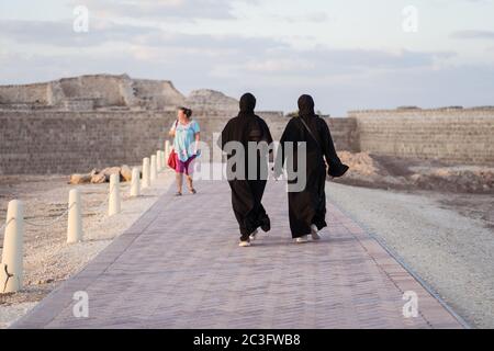 Manama / Bahrain - 10. Januar 2020: Touristen besuchen Qal'at al-Bahrain Schloss in Manama Hauptstadt von Bahrain Stockfoto