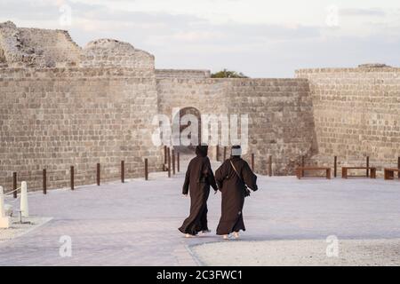 Manama / Bahrain - 10. Januar 2020: Touristen besuchen Qal'at al-Bahrain Schloss in Manama Hauptstadt von Bahrain Stockfoto