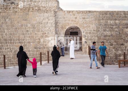 Manama / Bahrain - 10. Januar 2020: Touristen besuchen Qal'at al-Bahrain Schloss in Manama Hauptstadt von Bahrain Stockfoto