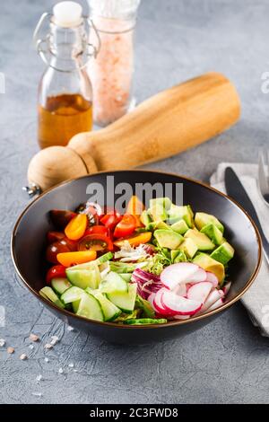 Vegane buddha Schale. Gesunder vegetarischer Salat mit Kirschtomaten, Gurken, Rettich, Avocado, Salat Stockfoto