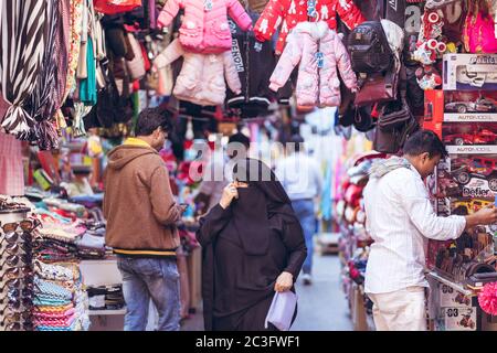 Manama / Bahrain - 10. Januar 2020: Einheimische Muslime tragen traditionelle Kleidung und einkaufen in Manama Souq, einem berühmten Touristenziel in der Hauptstadt von Bahrain Stockfoto