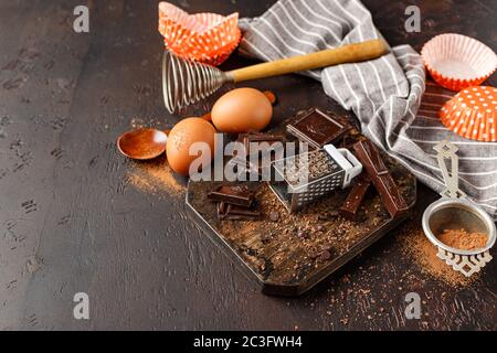 Zutaten und Werkzeuge für das Schokoladenbacken Stockfoto