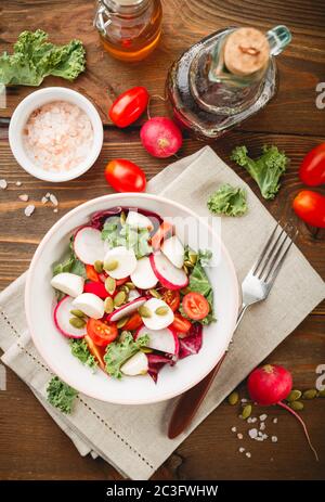 Salat mit Tomaten, Mozzarella, Salat und radsh Mix Stockfoto