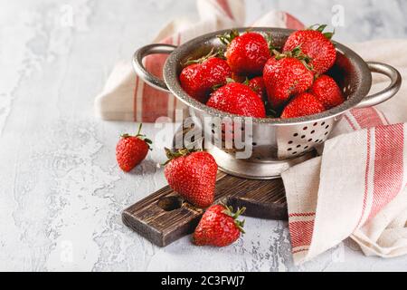 Frische Erdbeeren in ein Sieb Stockfoto