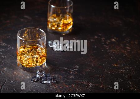 Gläser Whiskey mit Eis Stockfoto