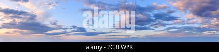 Summer Evening sky Panorama mit Fleece Wolken Hintergrund. Stockfoto