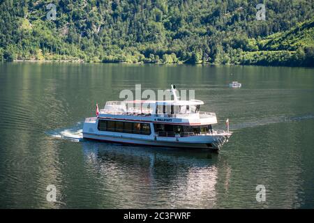 Hallstatt, Österreich - Juni 12 2020: Ausflug Kreuzfahrtschiff Hallstatt Kreuzfahrt auf dem Hallstatter See im Sommer in den Alpen von Österreich Stockfoto