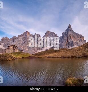 Abend Dämmerung Herbst alpine Dolomiten Berglandschaft, Trient, Italien. Blick auf den See oder Laghetto Baita Segantini. Stockfoto