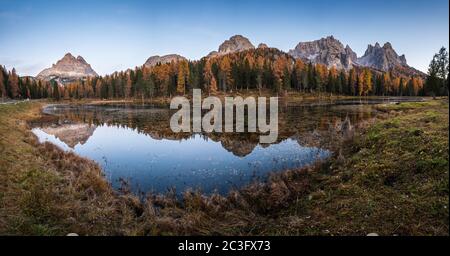 Schöner Herbstabend Antorno See und drei Zinnen von Lavaredo, Dolomiten, Italien Stockfoto