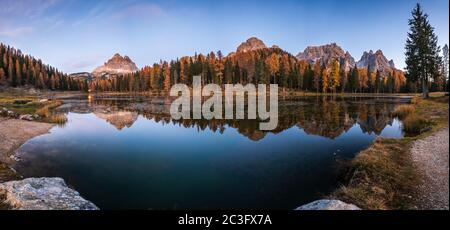 Schöner Herbstabend Antorno See und drei Zinnen von Lavaredo, Dolomiten, Italien Stockfoto