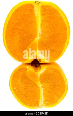 Nahaufnahme auf einer orangefarbenen Hälfte mit einer Reflexion auf einem weißen Hintergrund Stockfoto