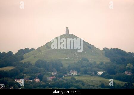 Glastonbury, Somerset, Großbritannien. Juni 2020. Wetter in Großbritannien. Viele Menschen versammelten sich auf dem Gipfel des Glastonbury Tor in Somerset, um den Sonnenaufgang über der Sommersonnenwende zu beobachten, aber der Himmel war bei Sonnenaufgang voller Wolken. Bildquelle: Graham Hunt/Alamy Live News Stockfoto