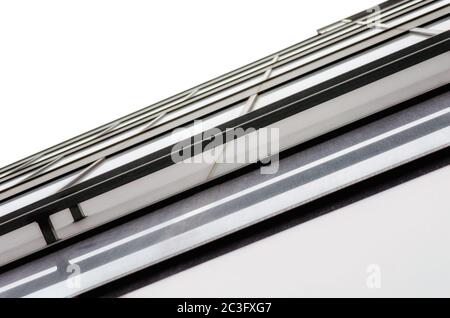 Fragment der Wand und Fenster eines modernen hohen Bürogebäudes Stockfoto