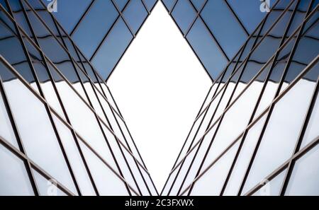 Verzerrte Reflexionen in den Spiegelfenstern eines modernen Gebäudes Stockfoto