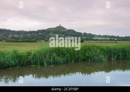 Glastonbury, Somerset, Großbritannien. Juni 2020. Wetter in Großbritannien. Ein Blick vom Fluss Blue des Glastonbury Tor in Somerset kurz nach der Sommersonnenwende Sonnenaufgang, der von dicken Wolken verdeckt war. Bildquelle: Graham Hunt/Alamy Live News Stockfoto