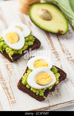 Toast mit Avocado und Eiern Stockfoto