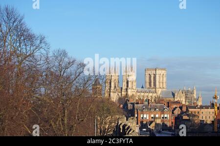 Blick auf york Mminster von der Stadtmauer mit Menschen und Verkehr über die lendal Brücke Stockfoto