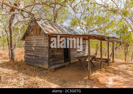 Eine Nachbildung einer alten frühen Pionierhütte auf einer der wlaking Tracks im Undara National Park im Nordwesten von Queensland in Australien. Stockfoto