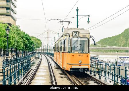 Die orangene Straßenbahn Nr. 2 fährt entlang der Gleise der Donau von der Erzhebet-Brücke bei Belgrad EM Stockfoto