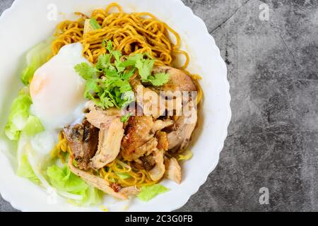 Ei Nudeln serviert mit gerösteten Honig Huhn und weich gekochte Eier (Onsen tamago Eier) Stockfoto