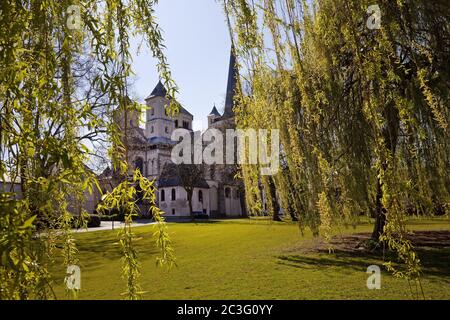 Park des Klosters Brauweiler mit der St. Nikolaus Abteikirche, Pulheim, Deutschland, Europa Stockfoto