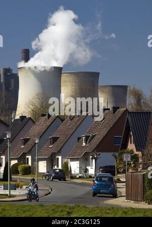 Wohnsiedlung vor dem Kraftwerk RWE Weisweiler, Inden, Deutschland, Europa Stockfoto