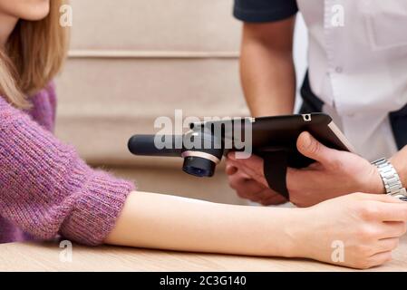 Eine sichere Methode zur Diagnose von Hautkrankheiten. Untersuchung von Muttermalen und anderen Hautläsionen.Prävention von gefährlichen Hautkrankheiten. Stockfoto