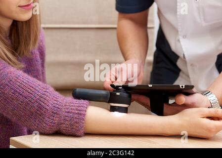 Eine sichere Methode zur Diagnose von Hautkrankheiten. Untersuchung von Muttermalen und anderen Hautläsionen.Prävention von gefährlichen Hautkrankheiten. Stockfoto