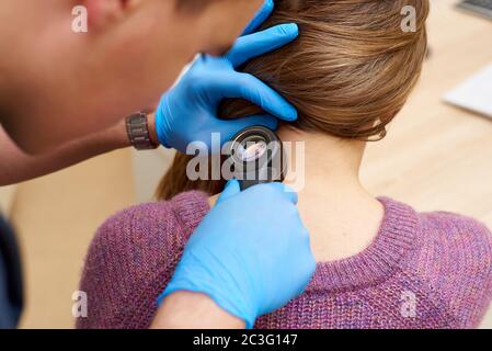 Eine sichere Methode zur Diagnose von Hautkrankheiten. Untersuchung von Muttermalen und anderen Hautläsionen.Prävention von gefährlichen Hautkrankheiten. Stockfoto