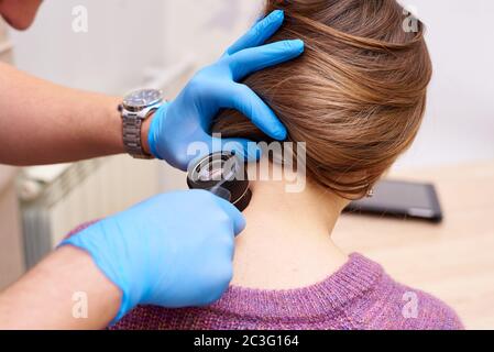 Eine sichere Methode zur Diagnose von Hautkrankheiten. Untersuchung von Muttermalen und anderen Hautläsionen.Prävention von gefährlichen Hautkrankheiten. Stockfoto