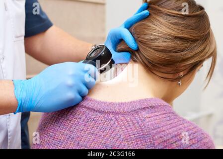 Eine sichere Methode zur Diagnose von Hautkrankheiten. Untersuchung von Muttermalen und anderen Hautläsionen.Prävention von gefährlichen Hautkrankheiten. Stockfoto