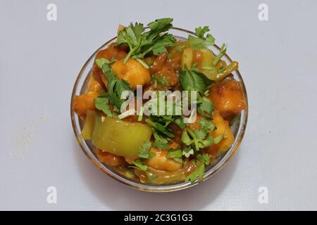 Paneer Manchurian oder Paneer 65 in Schale auf schwarzem Betongrund Stockfoto