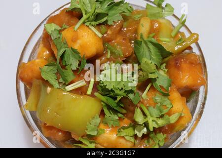 Paneer Manchurian oder Paneer 65 in Schale auf schwarzem Betongrund Stockfoto