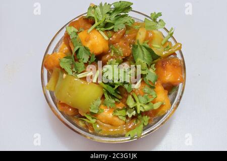 Paneer Manchurian oder Paneer 65 in Schale auf schwarzem Betongrund Stockfoto