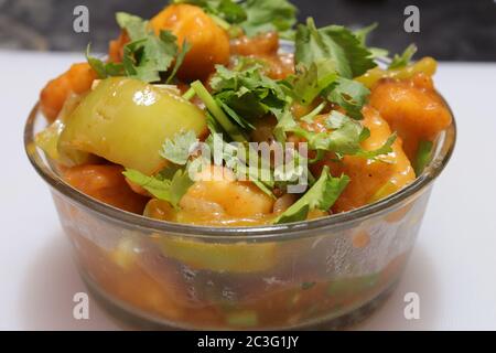 Paneer Manchurian oder Paneer 65 in Schale auf schwarzem Betongrund Stockfoto