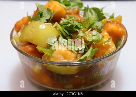 Paneer Manchurian oder Paneer 65 in Schale auf schwarzem Betongrund Stockfoto