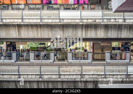 Bangkok, Thailand - 29 Dez, 2019: Lokale Thailänder und Reisende zu Fuß und warten rund um die BTS Skytrain - Siam Station Etage für den Transport aroun Stockfoto