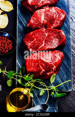 Rindersteaks auf Schneidebrett Stockfoto