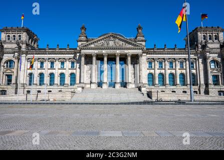 Vorderansicht des berühmten deutschen Reichstags in Berlin Stockfoto