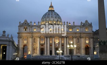 Abends Nahaufnahme der Petersbasilika im vatikan Stockfoto