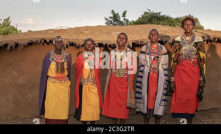 NAROK, KENIA- 28. AUGUST 2016: Fünf maasai-Frauen singen in einem Dorf in der Nähe von mara Stockfoto