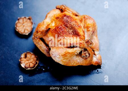 Im ganzen Ofen gebratenes Huhn mit Knoblauch Stockfoto