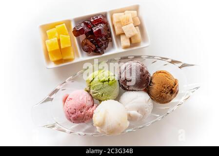 Von oben aus sehen Sie farbenfrohe Eiscreme Stockfoto
