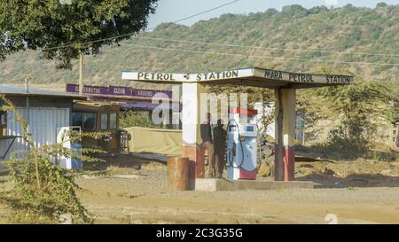 NAROK, KENIA- 28. AUGUST 2016: Ein Guide kauft Treibstoff an einer Tankstelle in mara, kenia Stockfoto