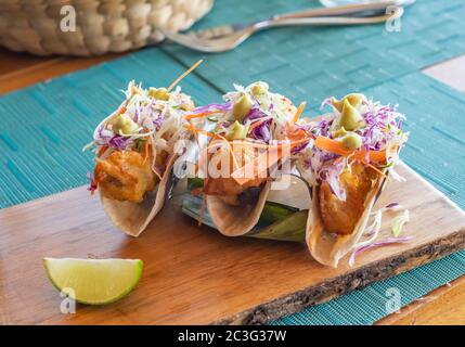 Ein Teller mit Fisch Tacos, mexikanisches Essen. Stockfoto