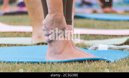 Weibliche Beine auf Yoga Matte Nahaufnahme Stockfoto