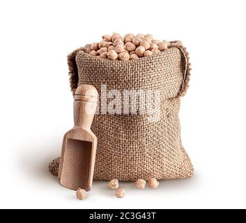 Sack mit Kichererbsen und Holzkelle Stockfoto