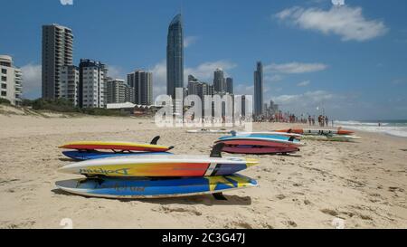 SURFERS PARADISE, AUSTRALIEN - 4. DEZEMBER 2016: Paddelbretter am Strand bei Surfers Paradise Stockfoto